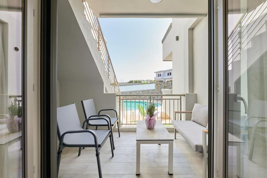 Comfy Apartmt Near Beach With Pool Dining Area Apartamento Stavromenos Exterior foto